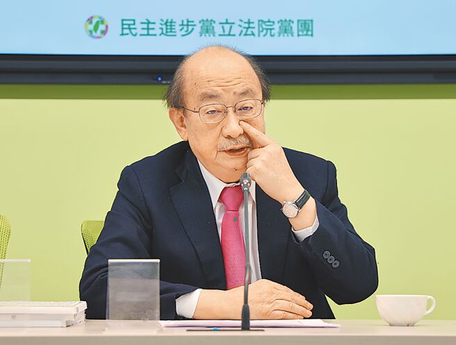 民进党立法院党团总召柯建铭4日表示，不仅立法院长韩国瑜、副院长江启臣该被罢免，国民党立委都应该被罢免。（姚志平摄）