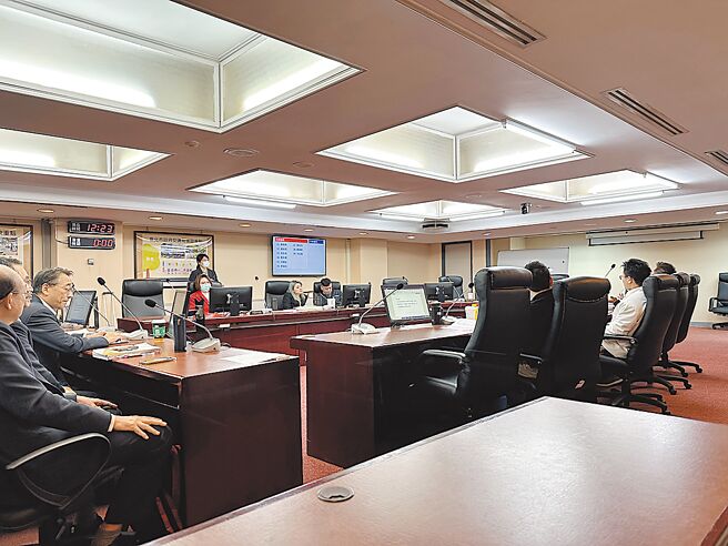 台北市议会交通委员会审议北捷预算，其中针对遗失物处理预算，议员质疑北捷疑似处理消极，可能「暗崁」遗失物。（丁上程摄）