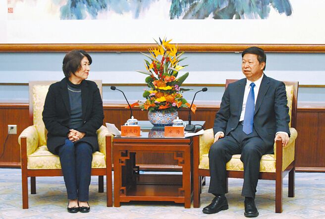 大陆国台办主任宋涛（右）4日在钓鱼台国宾馆会见台东县长饶庆铃（左）等一行人，表示将始终以台湾同胞的福祉作为推动两岸发展的出发点。（吴泓勋摄）