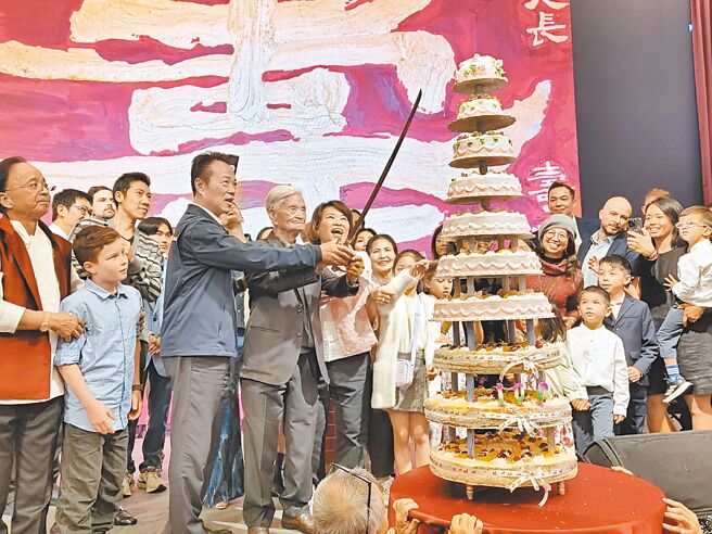 阿里山人瑞陈清祥（前排右二）4日百岁寿宴，与嘉义市长黄敏惠（前排右一）、嘉义县长翁章梁（前排右三）一起切蛋糕庆生。（廖素慧摄）