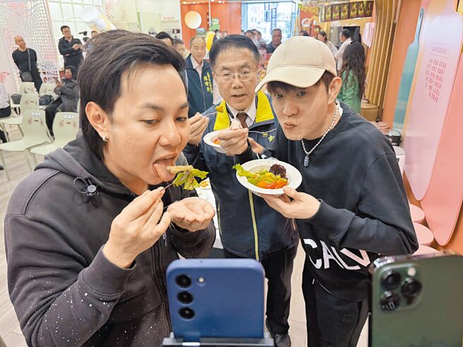 新加坡网红Daniel（左一）、Max（右一）与台南市长黄伟哲（中）透过直播向新加坡民眾推销麻豆区农会4种热销沾酱。（宝智华摄）