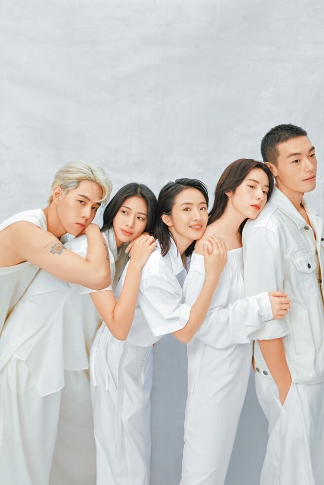 林依晨（中）領軍師弟妹拍攝2025年曆，左起孫麥傑、袁漠遙、林奕嵐、牧森。（周子娛樂提供）