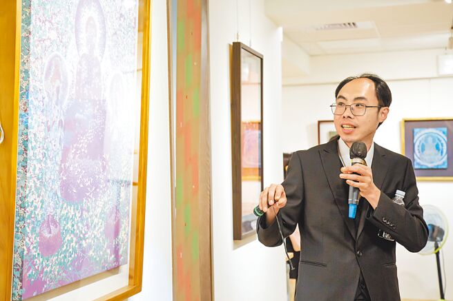 陳俊吉於「華藏妙境」個展中為來賓們解說作品。（陳俊吉提供）