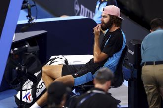 布里斯本網賽》打敗喬帥卻無緣冠軍 美國巨人決賽中途受傷退出