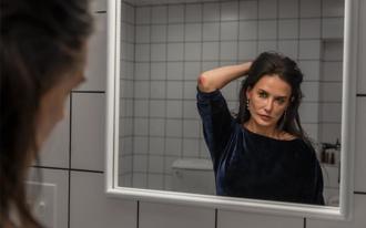 金球獎／黛咪摩爾出道43年創事業高峰 《懼裂》奪金球獎影后