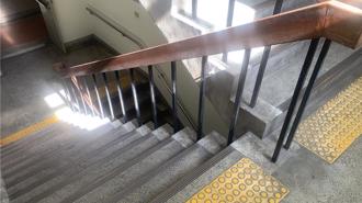 樓梯未設扶手婦人重摔慘死 理髮廳負責人賠190萬獲緩刑