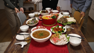 除夕塞车！开门见大家吃饱「剩没几样菜」 他气炸：再也不回家过