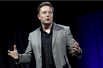 马斯克向英国「左右开弓」 突骂改革党党魁没能力