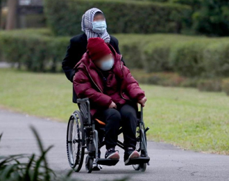 外籍看护工薪资工时大揭密！近半数无法每月休假