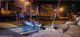 高速自撞人行道号志杆 屏东男酒驾还对警咆哮