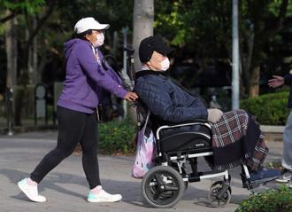 买假当常态？工会揭外籍看护工薪资背后的「休假黑洞」