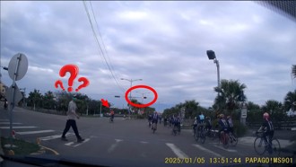 真夭壽！國小生腳踏車之旅 領隊竟要大家「集體闖紅燈」