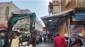 澎湖北辰市場違法雨遮開拆！66名警力護航 卻只拆一戶