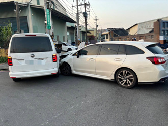 泰山车祸！男驾休旅车闯红灯撞直行车 女驾驶送医