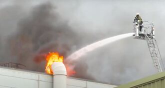 桃園PCB廠失火 黑煙竄天飄惡臭