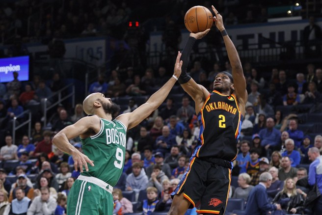 亞歷山大(右)面對懷特撲防照樣出手。(美聯社)