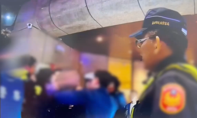 吕、吴两名台籍男子在饭店发生肢体衝突后，现场尖叫声不断。（图 / 刘咏韵翻摄）