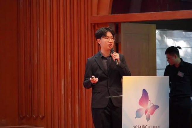 臺科大建築系碩二學生劉子謙榮獲西班牙國際設計競賽ISARCH AWARD Bronze，並受邀在2024設計戰國策頒獎典禮進行分享。(照片/臺灣科技大學提供)