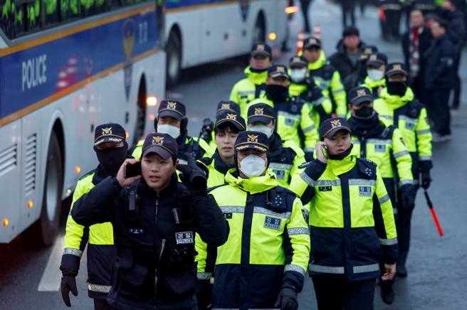 南韩高级公职人员犯罪调查处（公调处）3日执行总统尹锡悦拘捕令以失败收场，拘捕令效期将于6日午夜到期，公调处6日宣布将执行拘捕令权限移交给警方，惹来「推卸责任」骂名。图为在南韩总统官邸附近执勤的警察。（路透社）