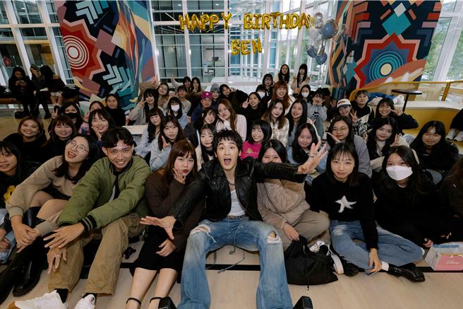 小乐5日迎接34岁生日。（华纳音乐提供）