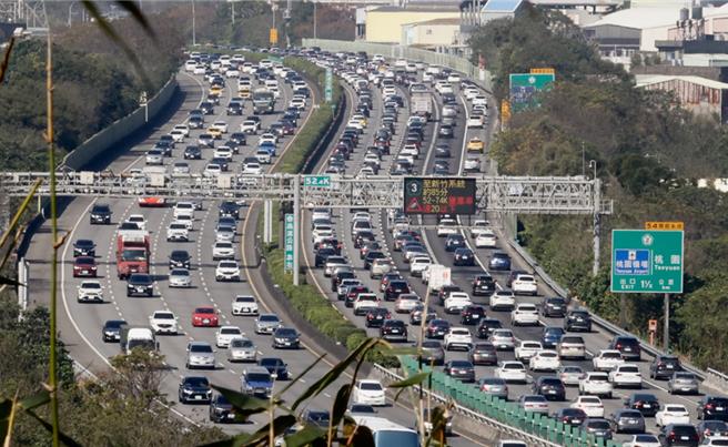 歲末年終之際出遊民眾增多，交通事故頻傳，曾有一名40多歲男性，因為白天精神不濟開車而發生嚴重交通事故，後來找出元凶竟是重度睡眠呼吸中止症。（示意圖／本報資料照）