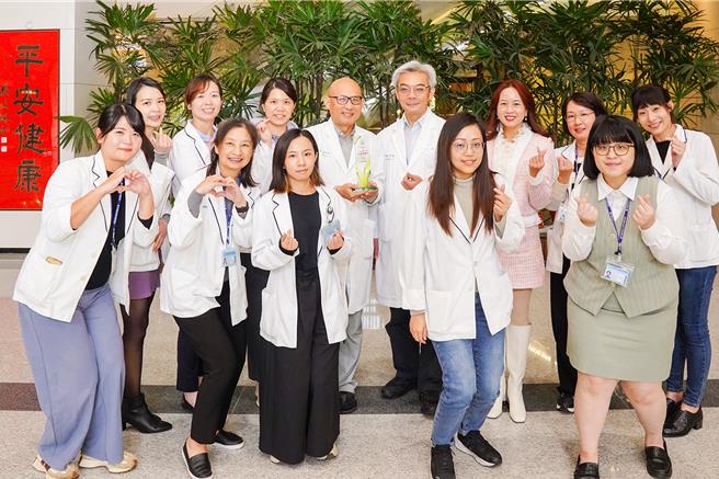 中医大新竹附医癌症资源中心，荣获卫福部国民健康署特色表扬团体奖，是新竹地区唯一获奖院所，中心医护都感与有荣焉。（罗浚滨摄）