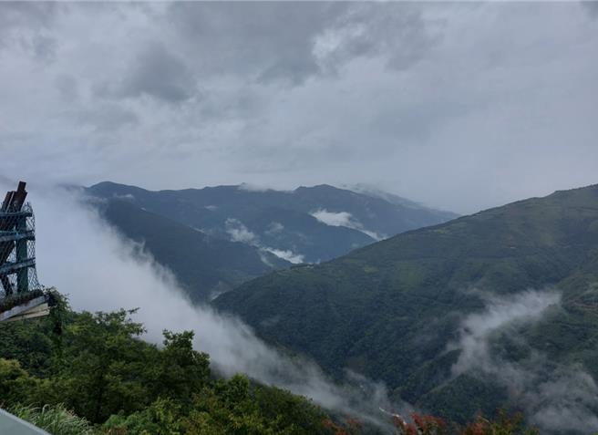 台北醫學大學部立雙和醫院家庭醫學科醫師陳信儒提醒，近期欲前往高山追雪的朋友除注意保暖與交通管制問題外，更要留意高山症與雪盲症。（賀培晏攝）