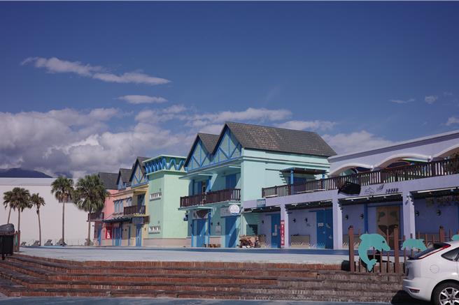 花莲渔港旁的「向日广场」启用迄今近20年，曾因产权问题人去楼空沦为蚊子馆，花莲县政府近年积极投入经费修缮场域、活化空间，靠近码头的空间现由赏鲸业者进驻营运。（罗亦晽摄）