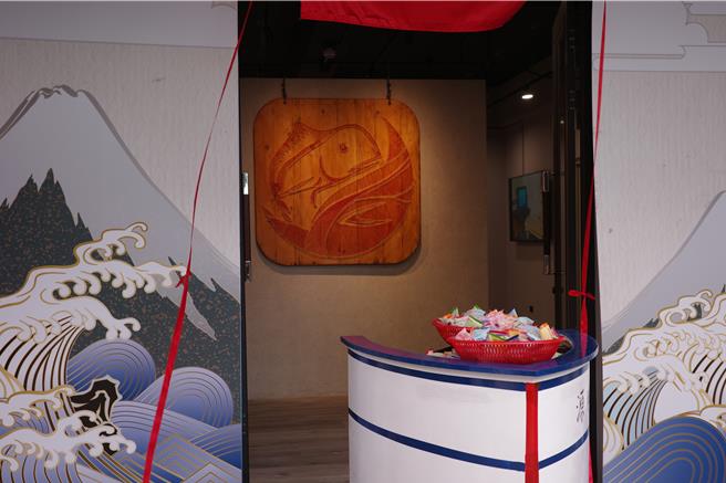 花莲渔港鱼丸老店希望活化渔港旁的「向日广场」，利用广场后排空间打造鬼头刀主题馆，希望藉此推动食鱼教育，让更多人理解永续渔业的重要。（罗亦晽摄）