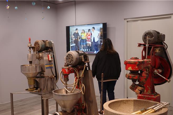 花莲渔港鱼丸老店希望活化渔港旁的「向日广场」，利用广场后排空间打造鬼头刀主题馆，希望藉此推动食鱼教育，让更多人理解永续渔业的重要。（罗亦晽摄）