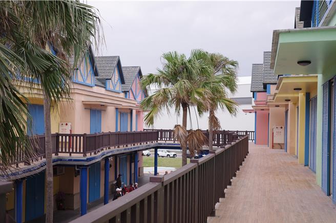 花莲渔港旁的「向日广场」启用迄今近20年，曾因产权问题人去楼空沦为蚊子馆，花莲县政府近年积极投入经费修缮场域，并透过招商希望活化空间。（罗亦晽摄）