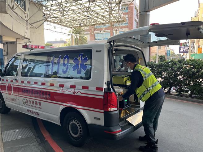 男性傷者意識清楚，消防救護人員將其送往梧棲童綜合醫院治療。（張妍溱攝）