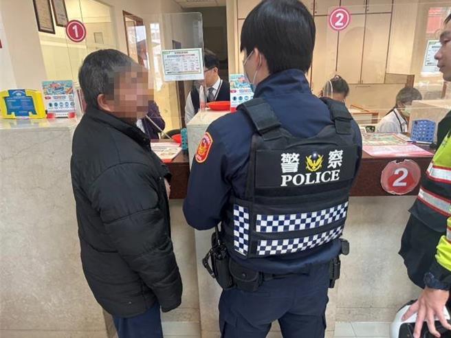 邱男遭詐騙前往銀行匯款遭警方攔阻。(警方提供／呂筱蟬桃園傳真)