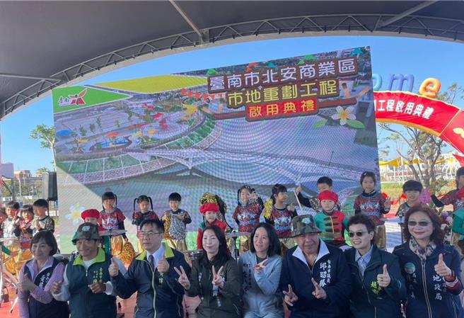 台南市安南区商60土地重划后成为安南区第一个商业区，台南市长黄伟哲（左三）期待为地方带动繁荣。（读者提供／程炳璋台南传真）