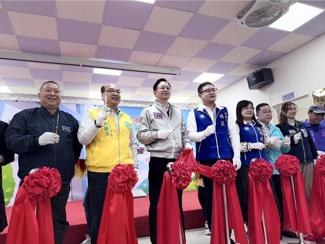 桃园市长张善政6日出席「羊稠市民活动中心空间活化启用典礼」，他表示，未来将规画里办公处、集会空间等，满足更多民眾的多元需求。（姜霏摄）