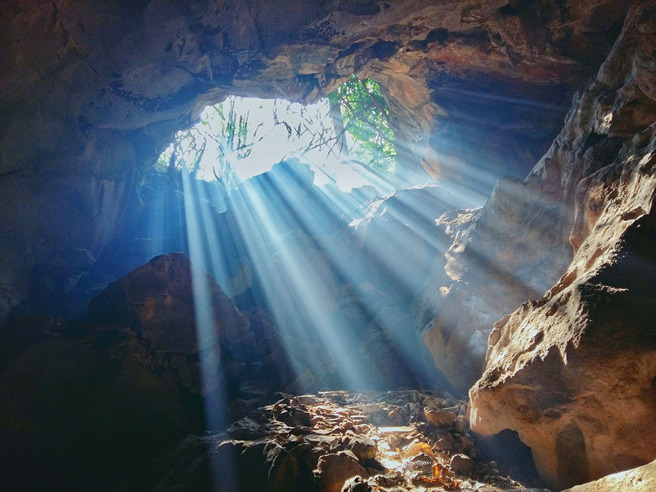 大陆湖北有一处神秘洞穴，每年都会吐出上万斤鱼，吸引民眾抢捞。（示意图：Shutterstock／达志）