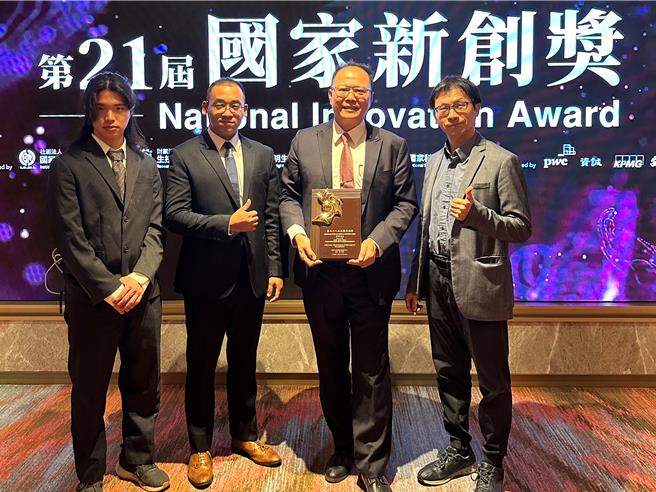 国立中山大学医学科技研究所教授庄承鑫团队研发「可携式肌酸酐检测仪」，荣获第21届「国家新创奖」学研新创奖肯定。（中山大学提供／郭良杰高雄传真）