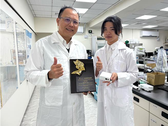 国立中山大学医学科技研究所教授庄承鑫（左）团队研发「可携式肌酸酐检测仪」，有望为臺湾酪农拓展41亿元商机。（中山大学提供／郭良杰高雄传真）