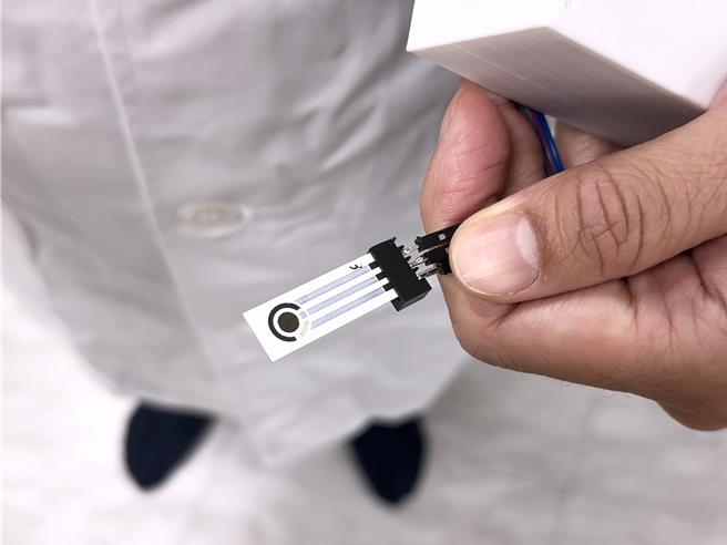 「可携式肌酸酐检测仪」1分钟即可检测出血清中的肌酸酐浓度，并将肌肉储备量数值上传云端。（中山大学提供／郭良杰高雄传真）