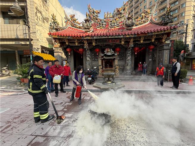 桃園市政府消防局第一大隊八德消防分隊今日於八德三元宮市定古蹟辦理古蹟歷史建築火災搶救演練。（八德消防分隊提供）