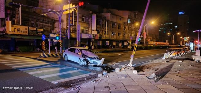 屏東吳姓男子酒駕，自撞號誌燈，車輛橫停路中，其他車輛只好逆向而過，也有車輛在路口迴轉，卻遭闖紅燈相機拍照。（警方提供／羅琦文屏東傳真）