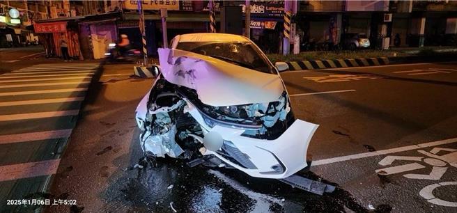 屏東吳姓男子酒駕自撞號誌燈，車頭嚴重毀損。（警方提供／羅琦文屏東傳真）