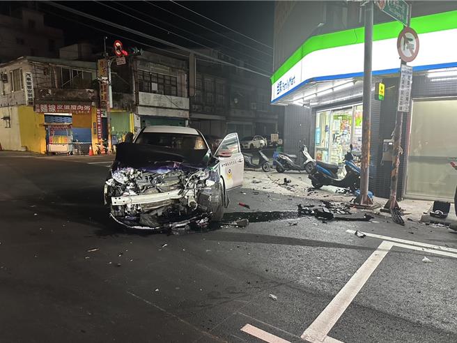 竹东分局下公馆派出所2位警员开巡逻车追闯红灯机车，撞到沈姓男子的吉普车，警车车头近全毁。（竹东分局提供／罗浚滨新竹传真）