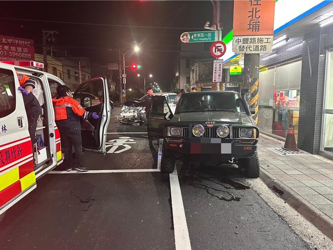 竹东分局下公馆派出所2位警员开巡逻车追闯红灯机车，撞到沈姓男子的吉普车，警车车头近全毁。（竹东分局提供／罗浚滨新竹传真）