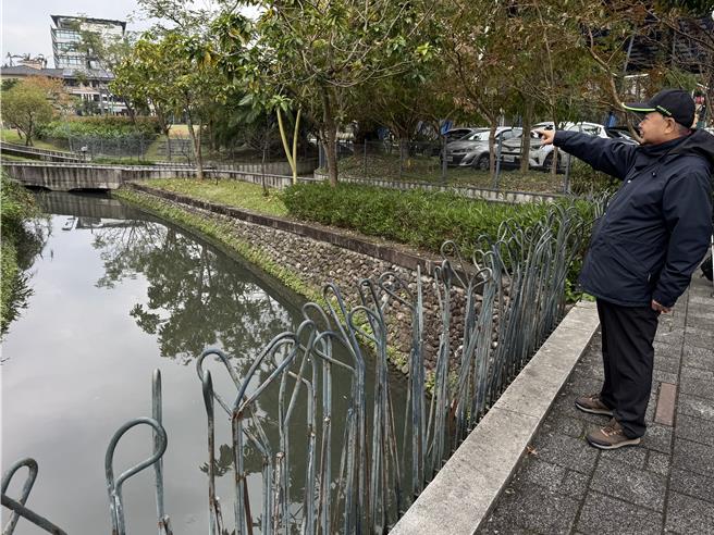 宜社大开「宜兰巡田水」课程，由李界木将过课堂讲述、野外考察等上课方式，让学员能够深入的了解宜兰的开发经过、地理环境和在地特色。（吴佩蓉摄）