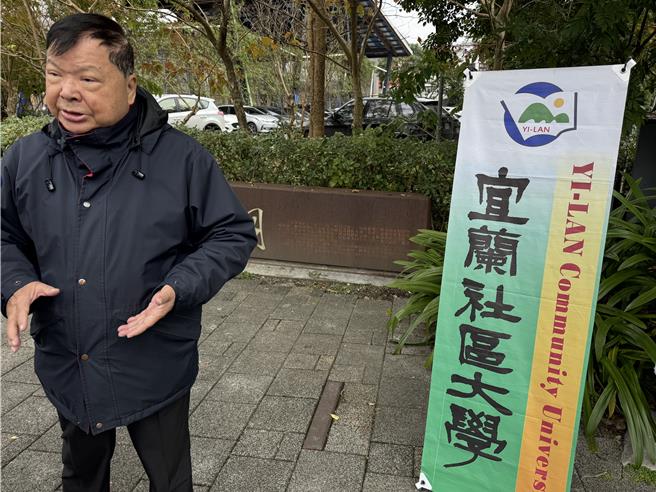 宜社大开「宜兰巡田水」课程，由李界木将过课堂讲述、野外考察等上课方式，让学员能够深入的了解宜兰的开发经过、地理环境和在地特色。（吴佩蓉摄）