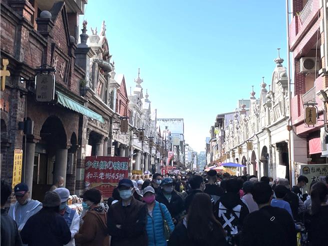 今年农历春节假期长达9天民眾规画出游，桃园市春节订房突破4成。饭店业者说，新冠疫情解封后春节订房率偏低，长假期国人仍偏爱出国旅游；民宿业者则说，全家人出国费用高，今年春节国旅家庭客明显增加。（吕筱蝉摄）