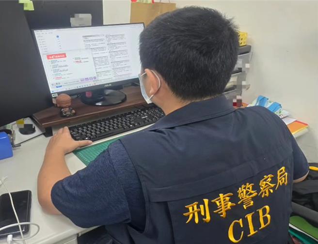 不法业者于网路上兜售盗版题库，遭警方盯上逮人。（警方提供／任义宇高雄传真）