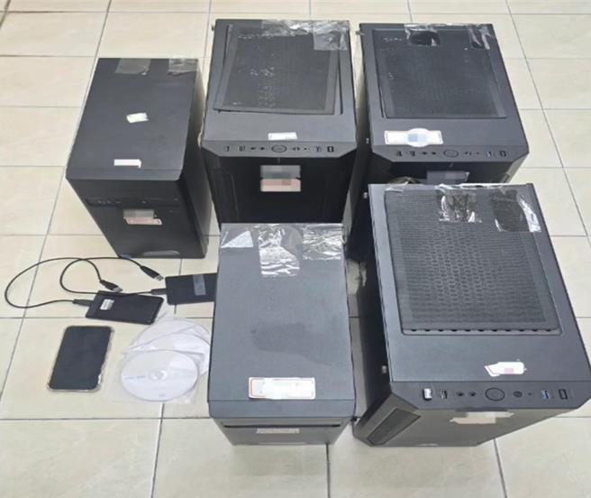 不法业者于网路上兜售盗版题库，遭警方盯上逮人。（警方提供／任义宇高雄传真）