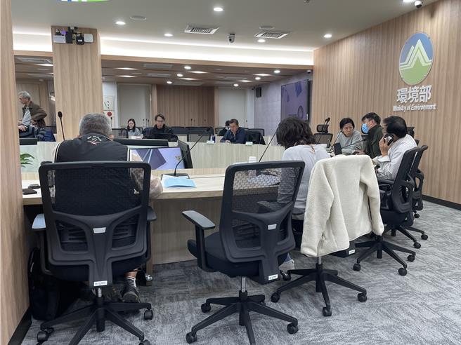 台电为配合我国能源政策，规画提供桃园100万瓩的离岸风力併网容量，拟在北台湾重要供电来源、桃园市观音区大潭电厂新建345kV的开关厂，6日进行环评审查。（蔡佩珈摄）